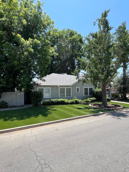 2401 Pacific Dr in Bakersfield, CA - Building Photo