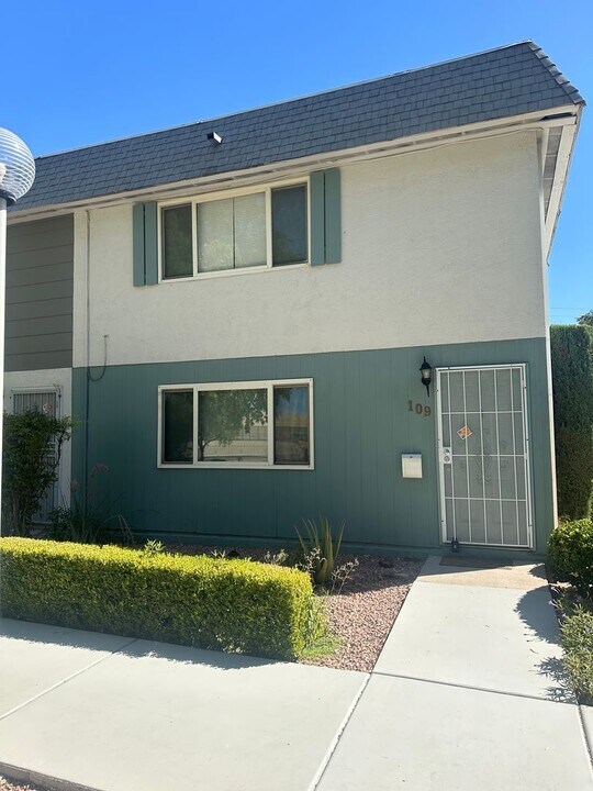 109 Greenbriar Townhouse Way in Las Vegas, NV - Building Photo