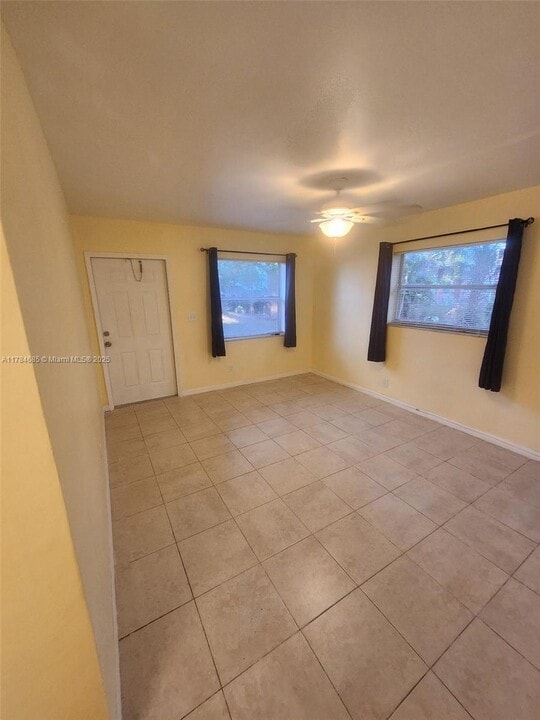 7350 NW 37th St in Hollywood, FL - Building Photo
