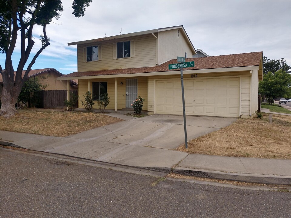 1910 Ponderosa Dr in Oakdale, CA - Building Photo