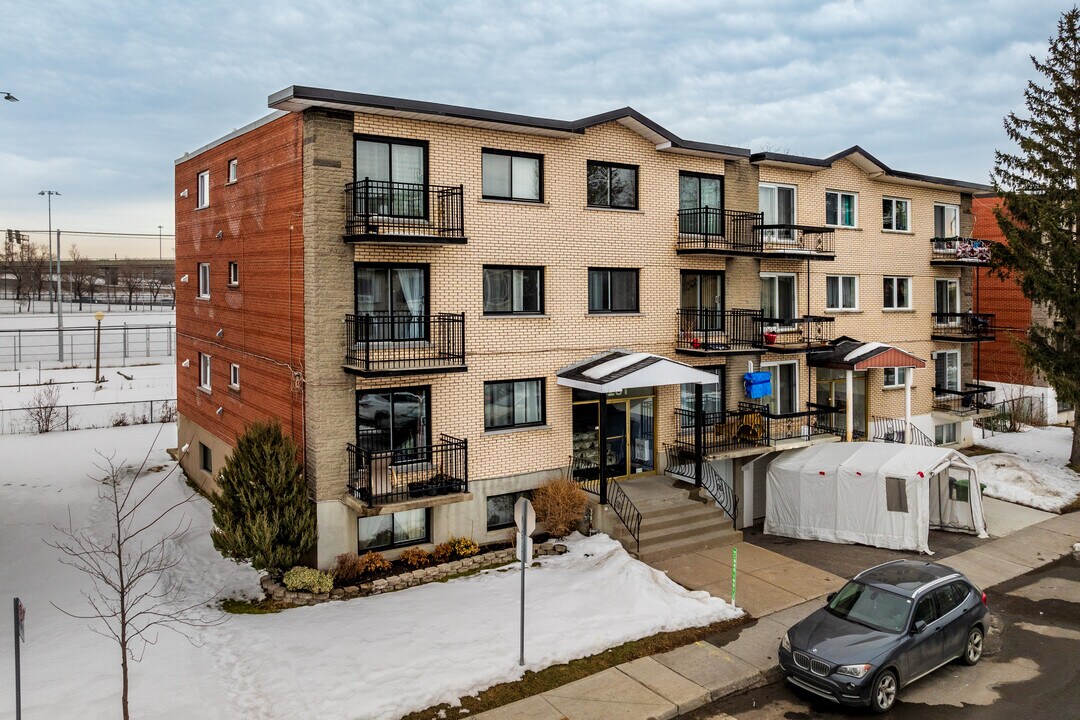 8281 du Haut-Anjou in Montréal, QC - Building Photo