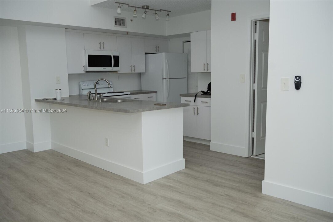 2600 S University Dr, Unit 311 in Davie, FL - Building Photo