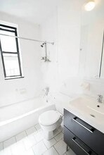 3707 36th Ave, Unit 2 in Long Island City, NY - Foto de edificio - Building Photo