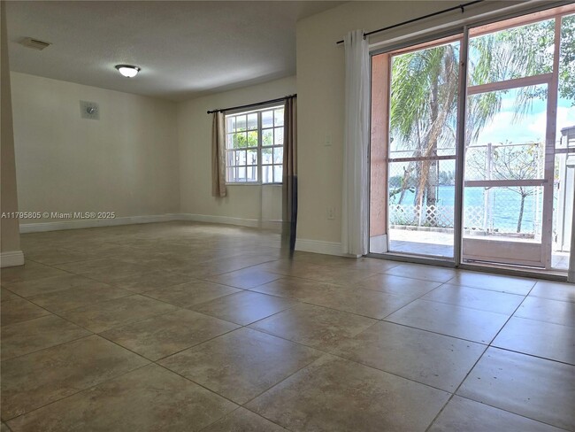 12423 NW 7th Ln in Miami, FL - Building Photo - Building Photo