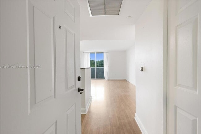 3000 Coral Wy, Unit 513 in Coral Gables, FL - Building Photo - Building Photo