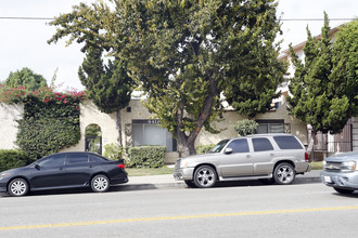 8411 Lindley Ave in Northridge, CA - Building Photo - Building Photo