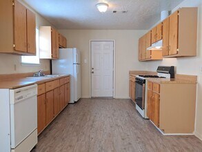 IMMEDIATE MOVE IN!!!  Spacious 2 Bed, 1 Ba in College Station, TX - Building Photo - Building Photo