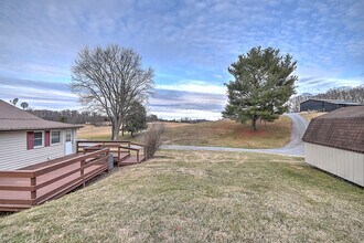 1104 Old Boones Creek Rd in Jonesborough, TN - Foto de edificio - Building Photo