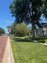 506 Broadway St in Pella, IA - Building Photo - Building Photo