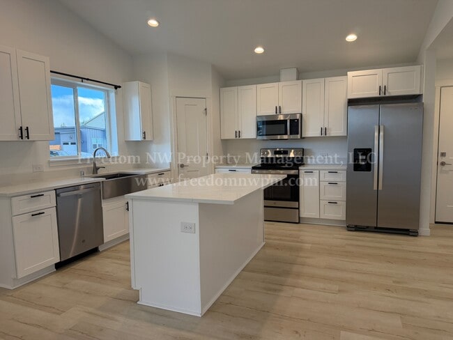 1019 Peach Rd in Winlock, WA - Building Photo - Building Photo