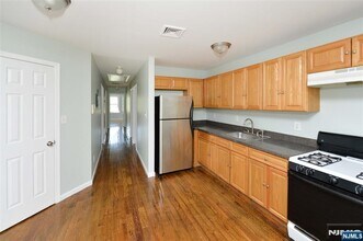 12 Amity St in Paterson, NJ - Foto de edificio - Building Photo