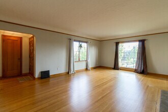 6035 NE Sacramento St in Portland, OR - Building Photo - Building Photo
