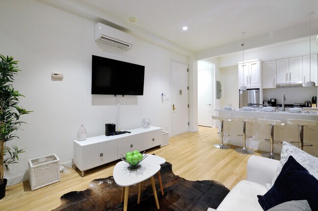 300 W 47th St in New York, NY - Building Photo - Building Photo