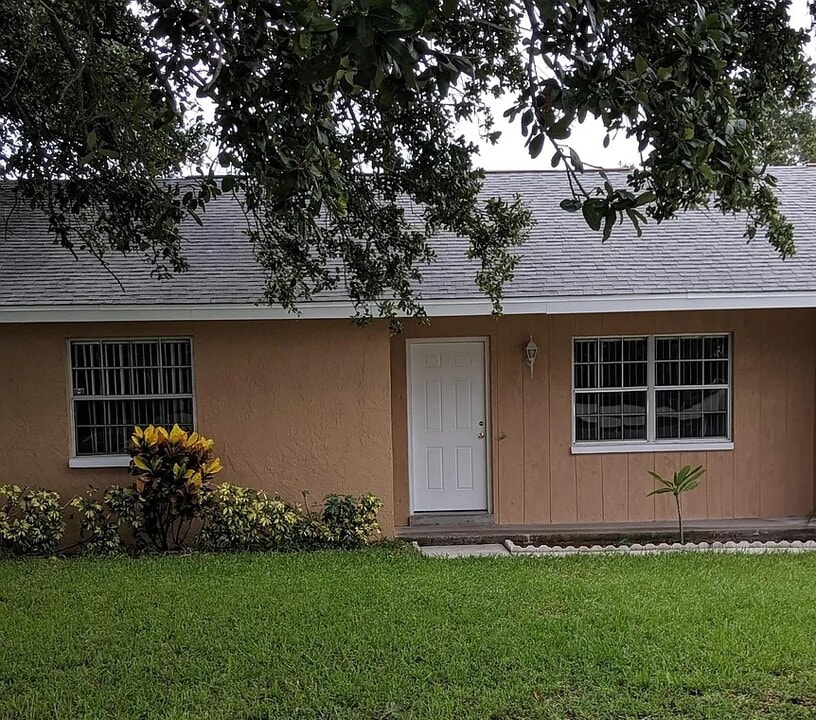 3320 Barnsdale Dr, Unit B in Largo, FL - Building Photo