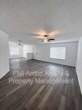 7328 E Bank Dr in Tampa, FL - Building Photo - Building Photo