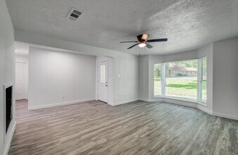 812 Stone Mountain Dr in Conroe, TX - Building Photo - Building Photo