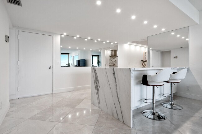 2425 Presidential 902 Way in West Palm Beach, FL - Building Photo - Building Photo