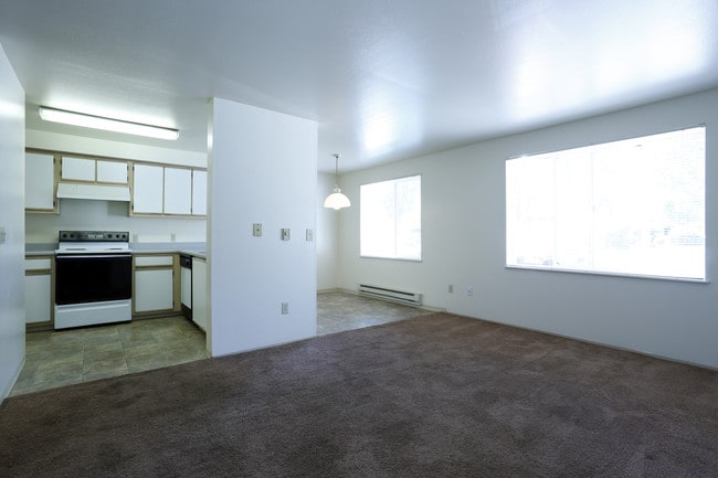Oak Meadow in Eugene, OR - Building Photo - Interior Photo