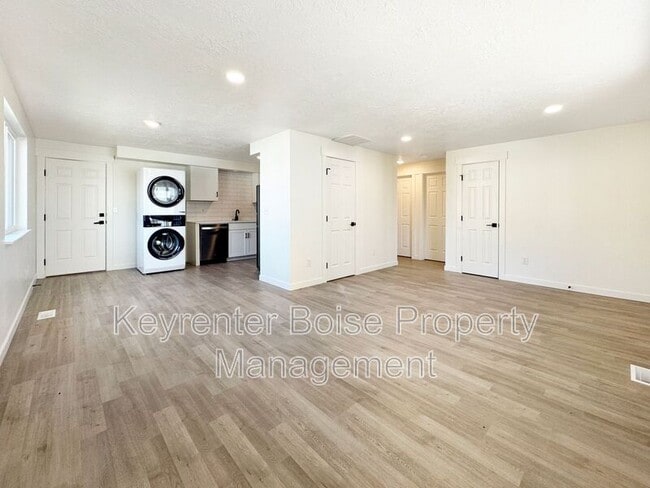1243 S Security Ln in Boise, ID - Building Photo - Building Photo