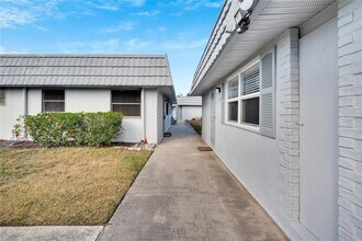 202 Bedford Trail in Sun City Center, FL - Building Photo - Building Photo