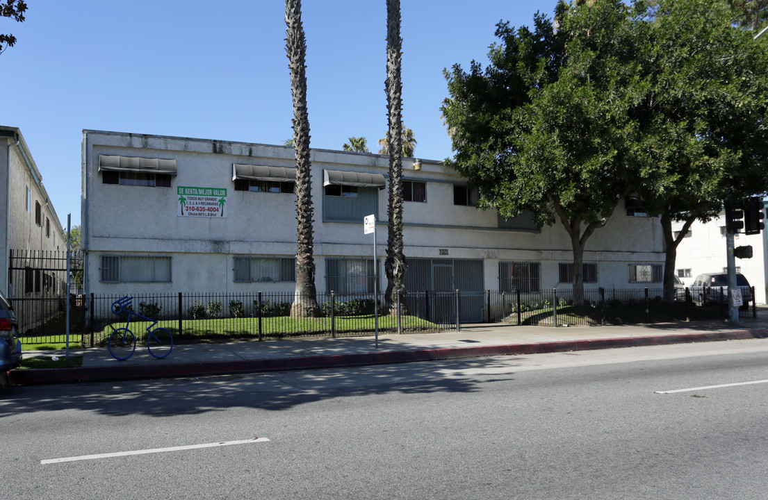 6889 N Long Beach Blvd in Long Beach, CA - Foto de edificio