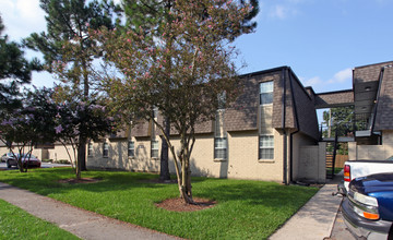 Pines I & II in Gretna, LA - Foto de edificio - Building Photo