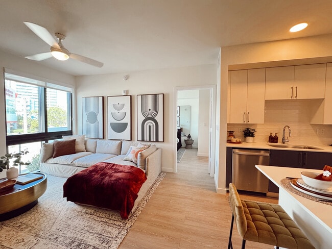 2571 NE 195th St, Unit B1 in Miami, FL - Building Photo - Building Photo