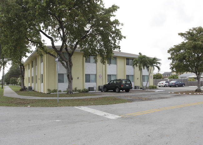 724 NE 4th St in Hallandale Beach, FL - Building Photo - Building Photo