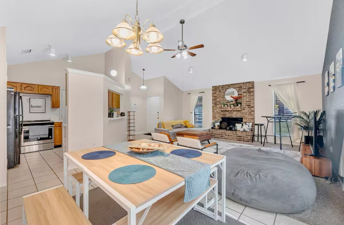 Room in House on Wildwood Ridge in San Antonio, TX - Foto de edificio