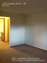 4215 Linden Ave N, Unit #2 in Seattle, WA - Building Photo - Building Photo