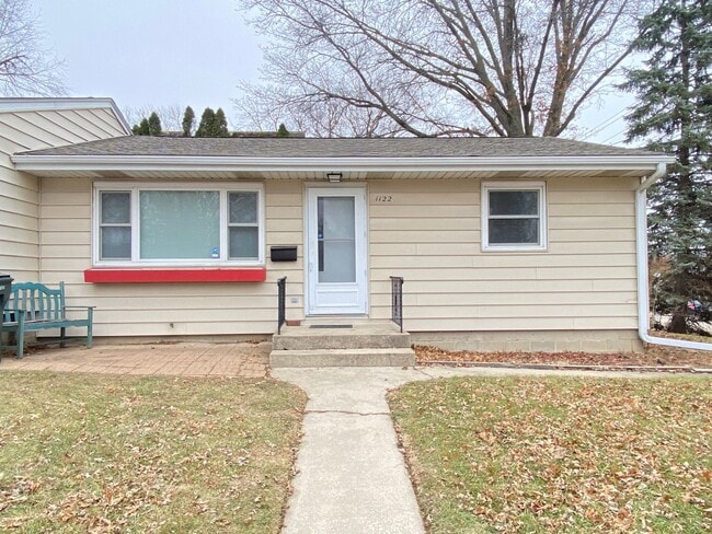 1122 S Division St in Cedar Falls, IA - Building Photo - Building Photo