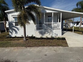 492 Driftwood Dr in Ellenton, FL - Building Photo