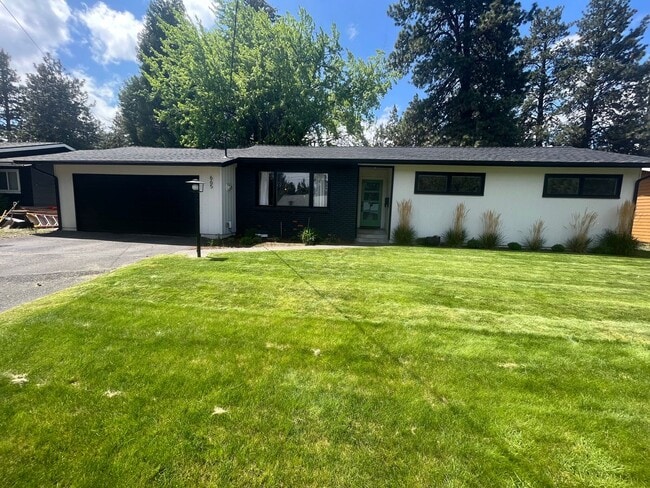 665 NE 12th St in Bend, OR - Foto de edificio - Building Photo