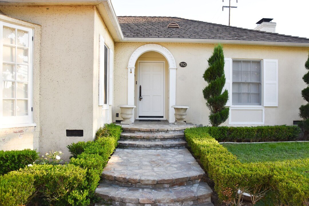 910 E Maple Ave in Orange, CA - Building Photo