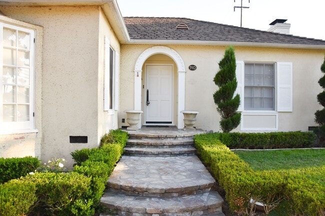 property at 910 E Maple Ave