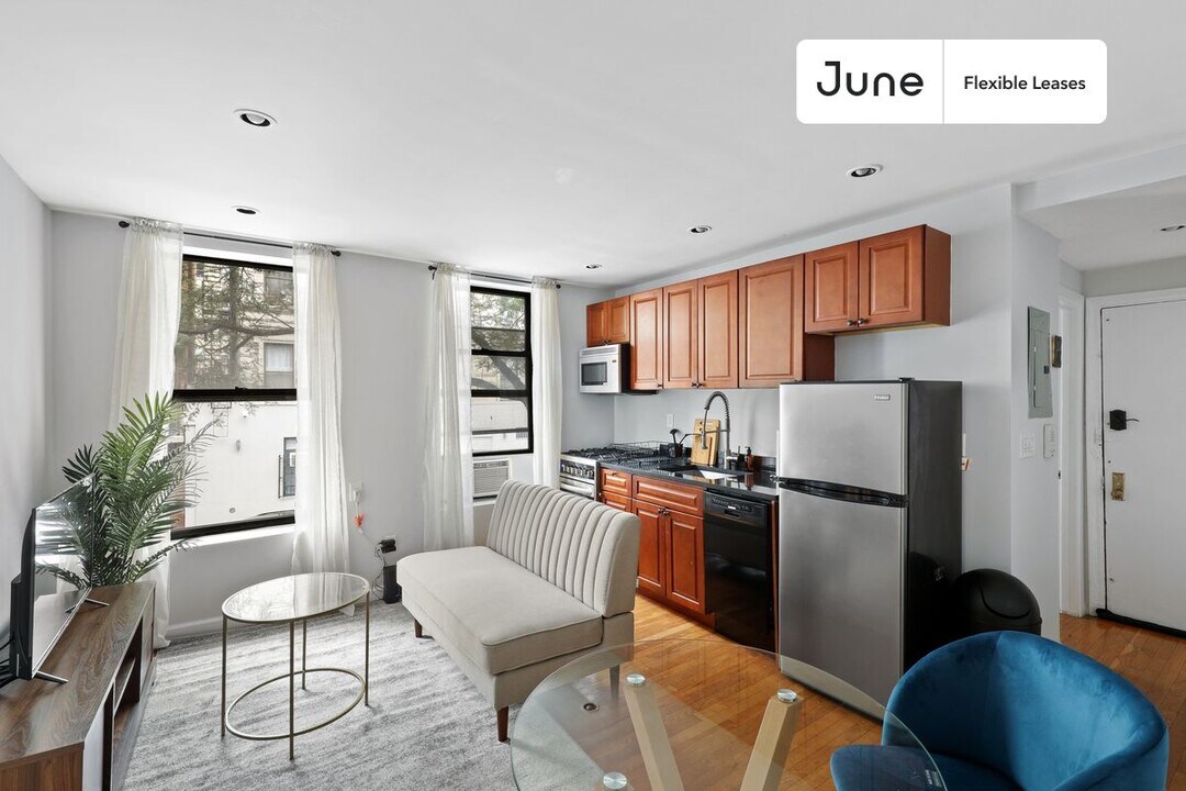 226 E 7th St in New York, NY - Building Photo