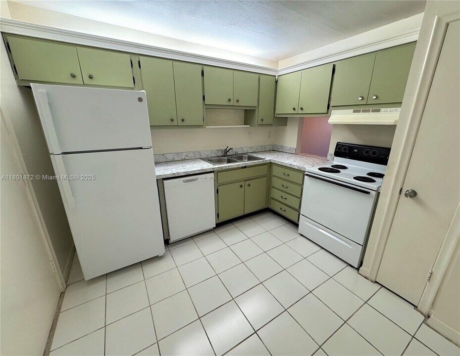 2060 NW 48th Terrace in Lauderhill, FL - Building Photo