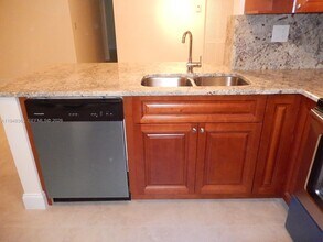 3017 N Oakland Forest Dr in Oakland Park, FL - Building Photo - Building Photo