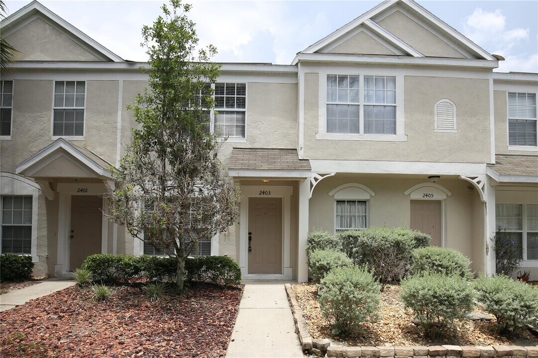 2403 Lake Woodberry Cir in Brandon, FL - Building Photo