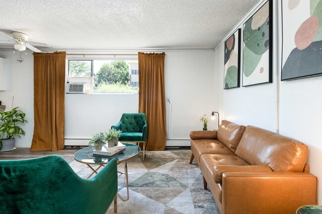 Carriage Green Apartments in Aurora, CO - Building Photo - Building Photo