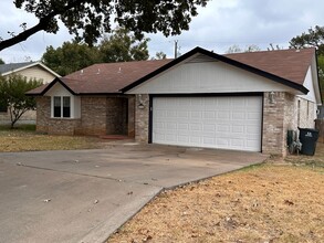 214 Rockmoor Dr in Georgetown, TX - Building Photo - Building Photo