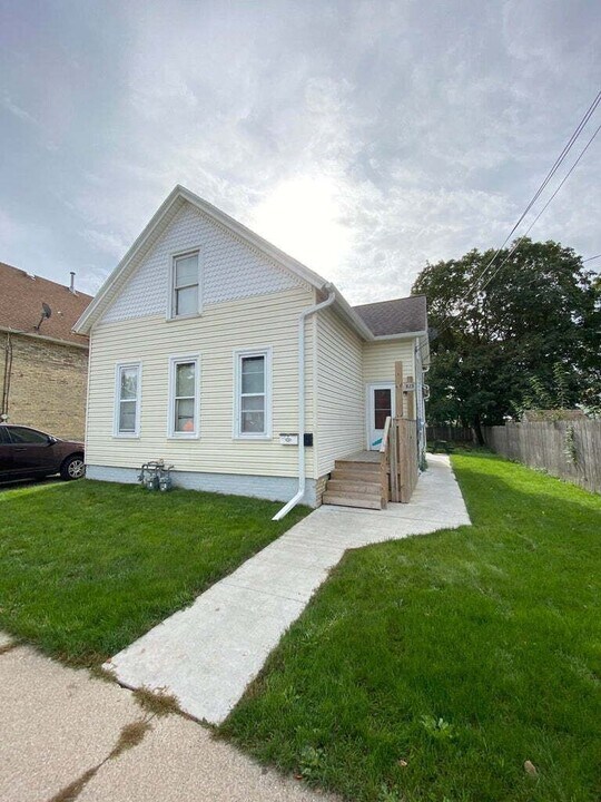823 Yout St in Racine, WI - Building Photo