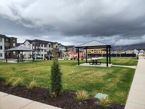 4735 S Alder Dr, Unit 204 in Mapleton, UT - Building Photo - Building Photo