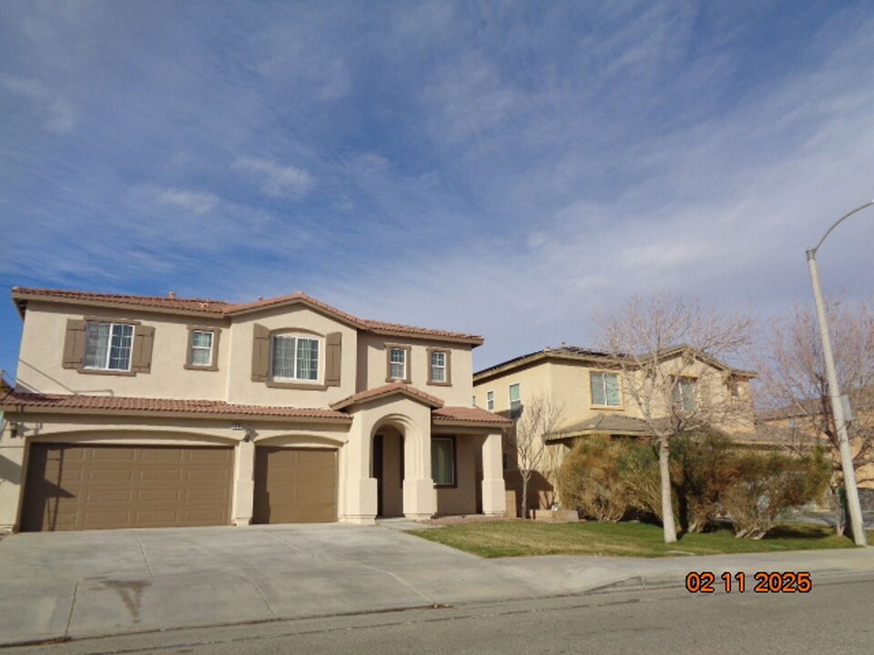 5805 Ave J-10 in Lancaster, CA - Building Photo