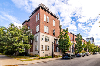 902-950 Saint-Antoine Rue E in Montréal, QC - Building Photo - Primary Photo