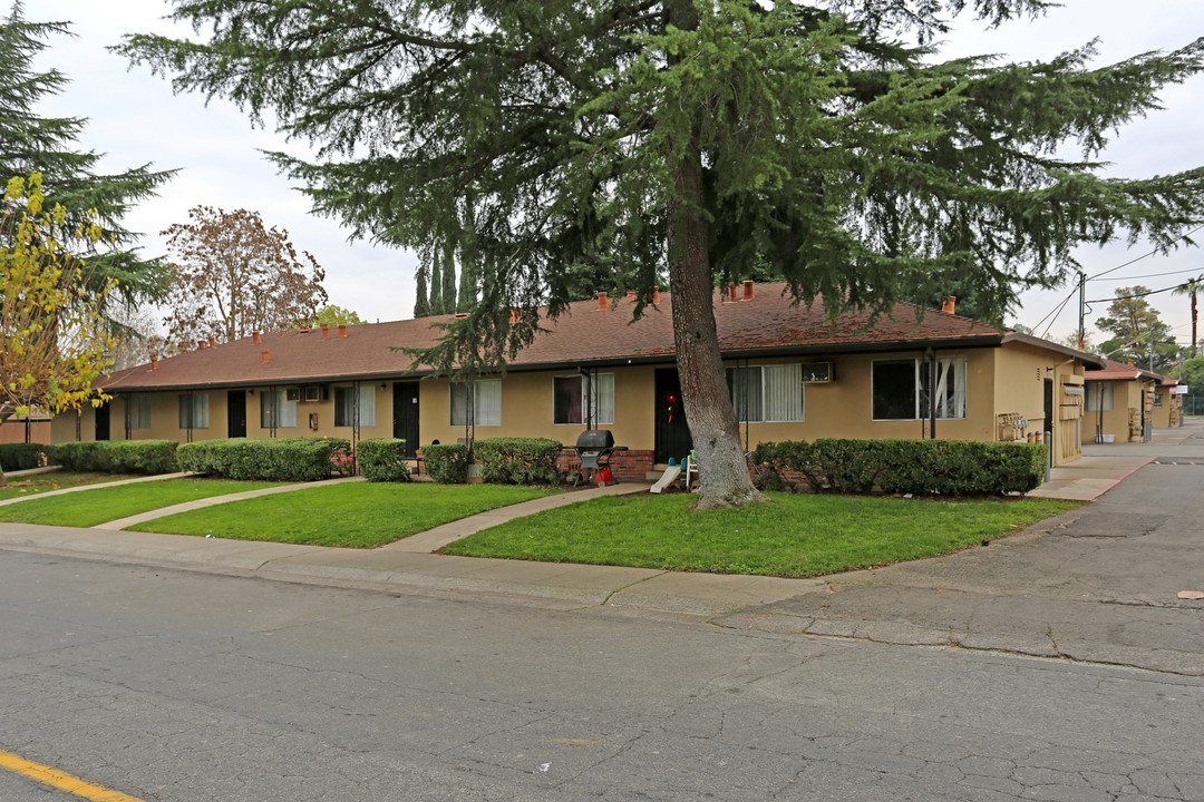 Myrtle Manor Apartments in North Highlands, CA - Building Photo