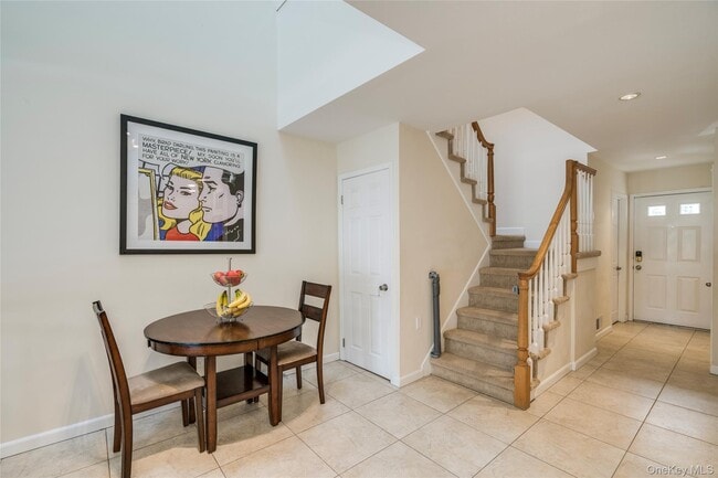 100 Woodlake Dr W in Woodbury, NY - Foto de edificio - Building Photo