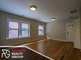 2207 W Eastwood Ave, Unit 3 in Chicago, IL - Building Photo - Building Photo