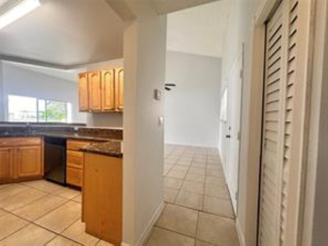 3457 NW 44th St, Unit 201 in Lauderdale Lakes, FL - Building Photo - Building Photo