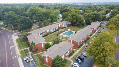 Royal Court Apartments in Overland Park, KS - Foto de edificio - Building Photo